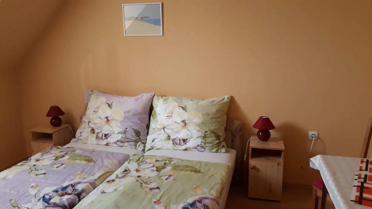 Kondics Apartmanhaz シャールヴァール エクステリア 写真